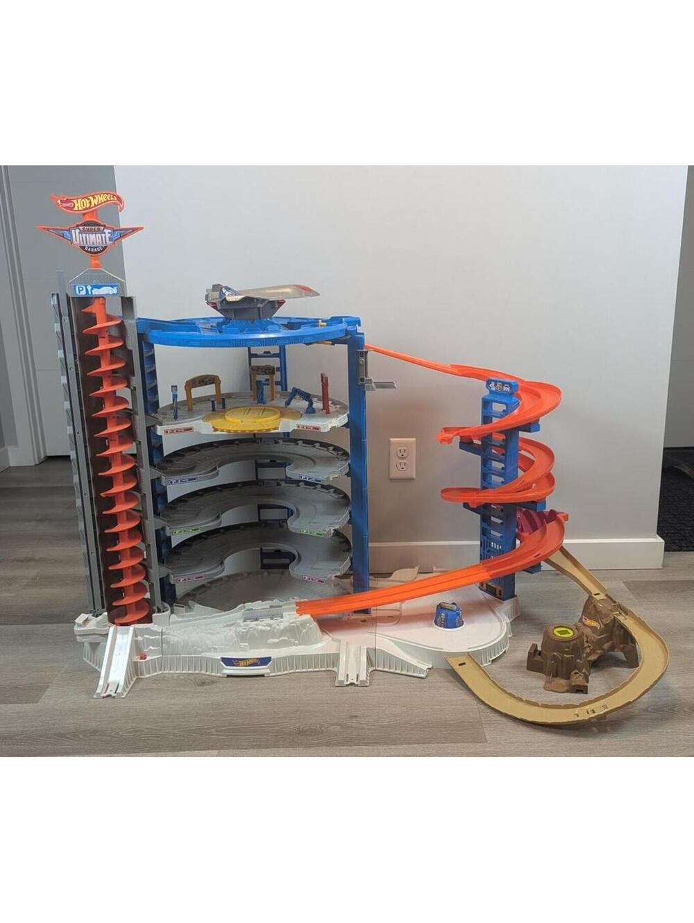 Hot Wheels Super Ultimate Garage Pterodactyl Truck Vehicle Playset
